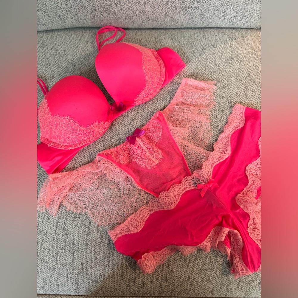 NWOT Victoria’s Secret Very Sexy push-up and matching panties